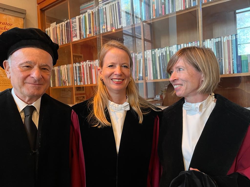 What a pleasure to award an honorary doctorate to Prof. Hooghe and Prof. Marks on behalf of FASoS! @FasosMaastricht #diesnatalis #maastrichtuniversity