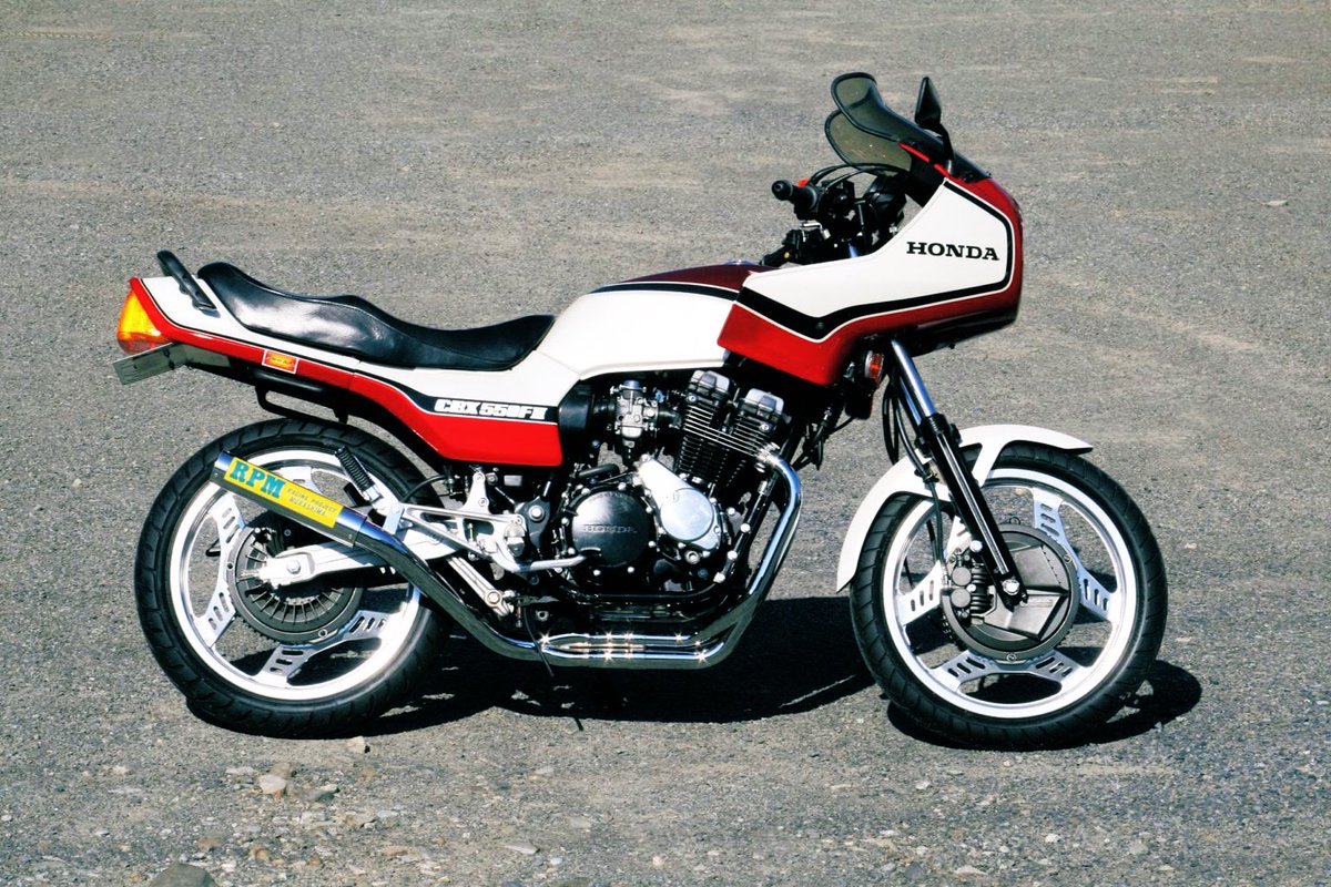 421RPM's tweet photo. HONDA CBX550F
RPM-4in2in1

高い静粛性能を発揮するスタイリッシュなサイレンサー

マシンとの一体感に拘ったフォルム　クロムメッキの美しさが際立つエキゾーストパイプ

https://t.co/B7aOTErMlf

#CBX #PC04 https://t.co/onbRkR8OHq