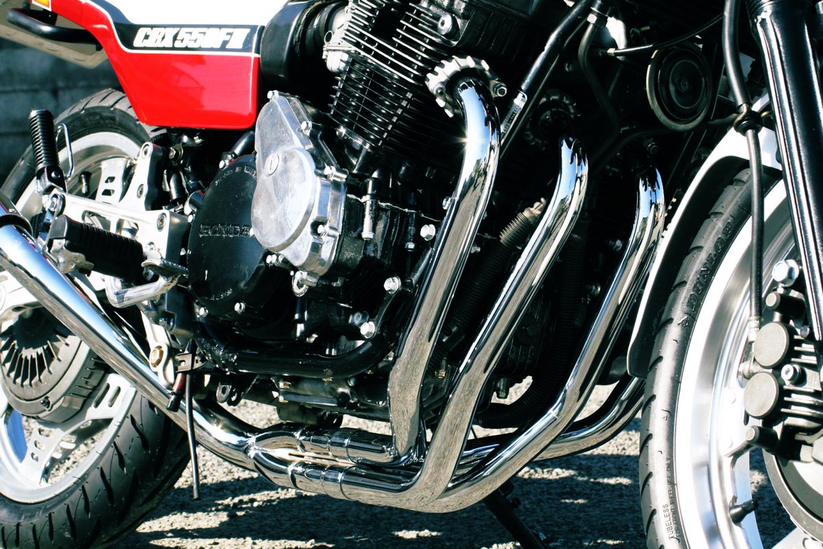 421RPM's tweet photo. HONDA CBX550F
RPM-4in2in1

高い静粛性能を発揮するスタイリッシュなサイレンサー

マシンとの一体感に拘ったフォルム　クロムメッキの美しさが際立つエキゾーストパイプ

https://t.co/B7aOTErMlf

#CBX #PC04 https://t.co/onbRkR8OHq