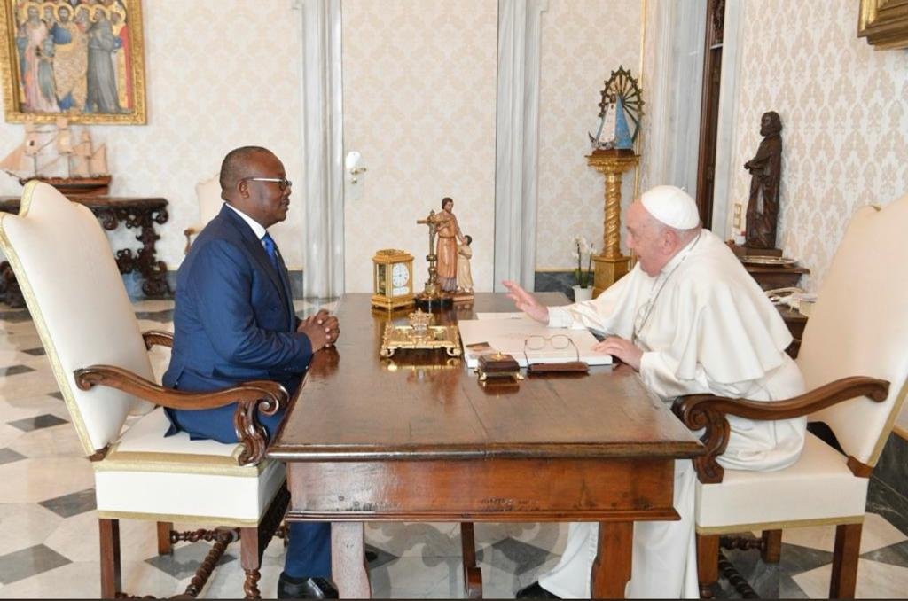 Honoré par l'invitation de Sa Sainteté Le Pape François, j'ai effectué ce lundi 29 Janvier une visite officielle dans l'État de la Cité du Vatican. Cette visite entre dans le cadre du renforcement pour des liens historiques entre la Guinée-Bissau et le Vatican. 🇬🇼🇻🇦