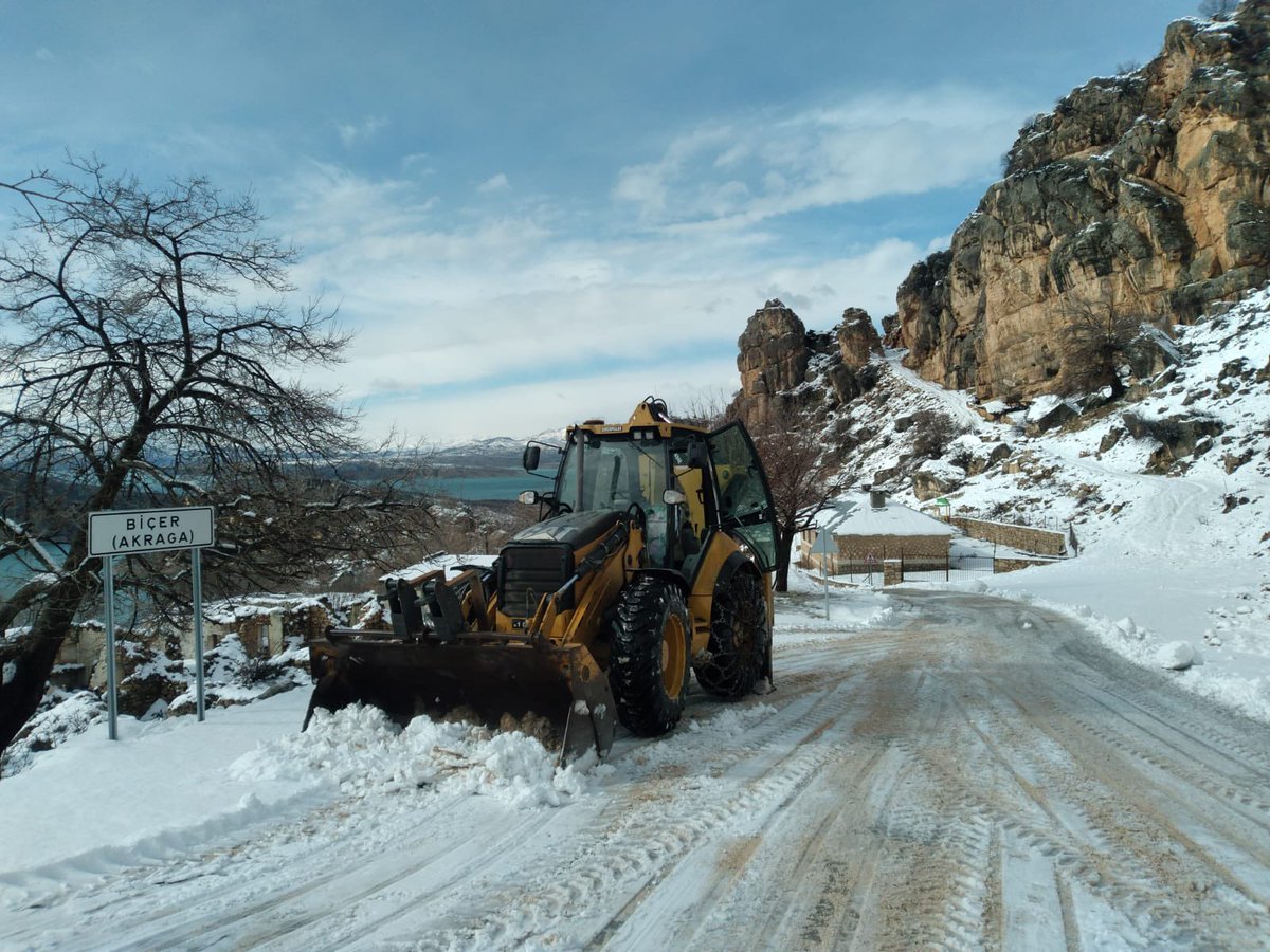 diyarbakirbld's tweet photo. Ekiplerimiz şehrimizin dört bir yanında görev başında👷‍♂️🌨️

Kar yağışının etkili olduğu,

2️⃣2️⃣ kırsal mahallemizde,

4️⃣7️⃣4️⃣ kilometre yolu ulaşıma açtık.✅

📌Yağışın devam ettiği mahallelerde kar küreme ve tuzlama çalışmalarımızı aralıksız sürdürüyoruz ❄🌨

#BaşımGözümÜstüne #Diyarbakır