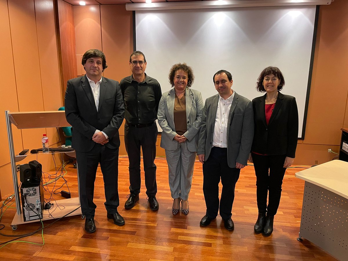 Nuestro compañero José Alberto Gutiérrez Gutiérrez ha defendido brillantemente su tesis "Contribuciones a la traslación de instrumentación fotónica al ámbito clínico", dirigida por <a href="/olgacondeprof/">Olga M Conde</a>  ¡enhorabuena!   <a href="/ETSIIT_UNICAN/">ETSIIT_UNICAN</a> <a href="/unican/">Universidad de Cantabria</a>