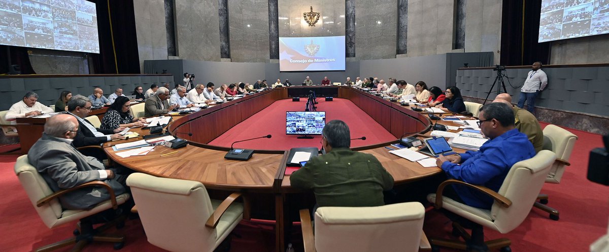 PresidenciaCuba's tweet photo. ✍️| Varios procesos políticos se estarán desarrollando en los próximos meses en #Cuba con el fin de acompañar la implementación de las Proyecciones del Gobierno para corregir distorsiones y reimpulsar la economía cubana en el 2024.
https://t.co/RMP1Ws6mBw https://t.co/ejnOD4XJEq