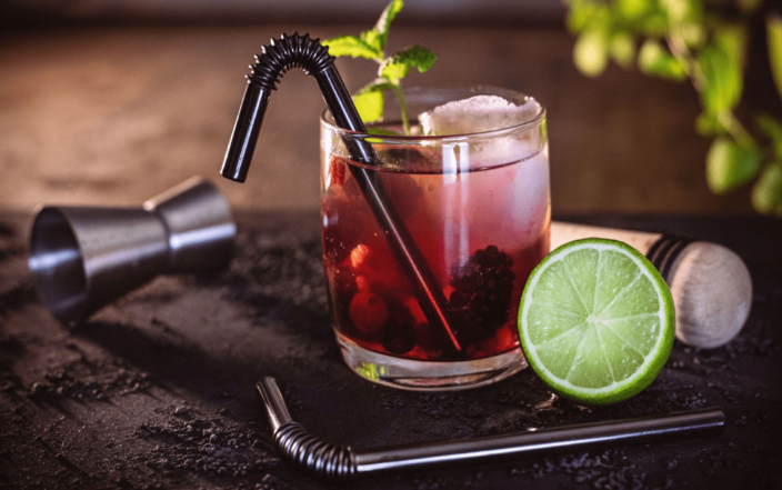 Our patented bendable stainless steels drinking straws are now available in black! Only in Germany for now. #drinkingstraws #turtleneckstraws