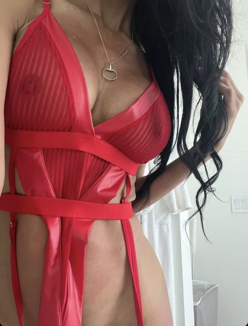 Valentines Day is right around the corner and the competition to be with me on the special day is fierce. How will you standout among my suitors? 💋 @clubilara1 @ilarasa #datemiami Let me know ilara@ilarasantos.com