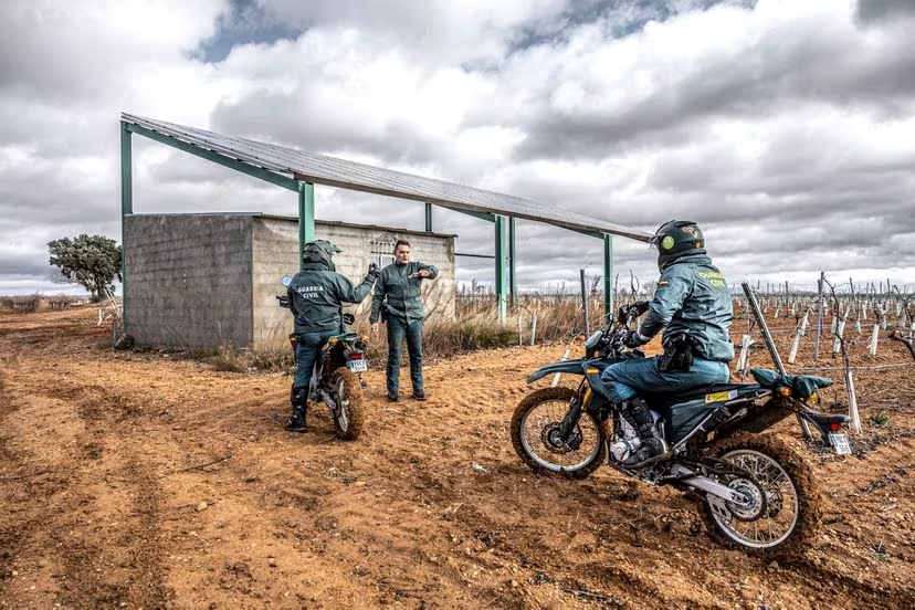 😠 "Así se roba #agua 💦 en España en plena #sequía". Un interesante reportaje de <a href="/el_pais/">EL PAÍS</a> ➡️ acortar.link/sLpjSt