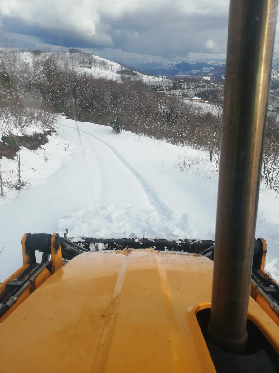 Kar yağışının ilk anından itibaren, yüksek rakımlı bölgelerimizde ulaşımı güvenli ve sorunsuz hale getirmek için karla mücadele çalışmalarına devam ediyoruz.

📍Gürgentepe, Gülbelen Mahallesi

Bereketinle hoş geldin kış ❄️
