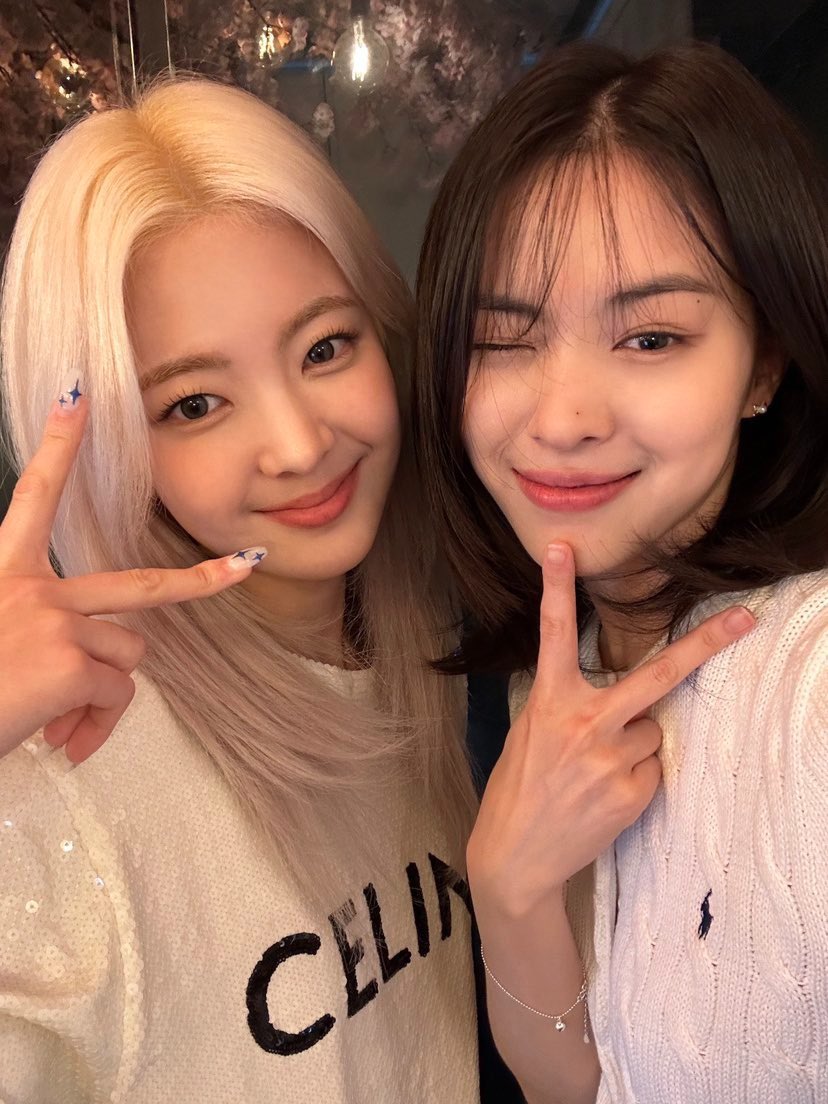 jinliaseulrene's tweet photo. Lia and Ryujin are 23 and 22 but they were also… https://t.co/6gBPov01jW