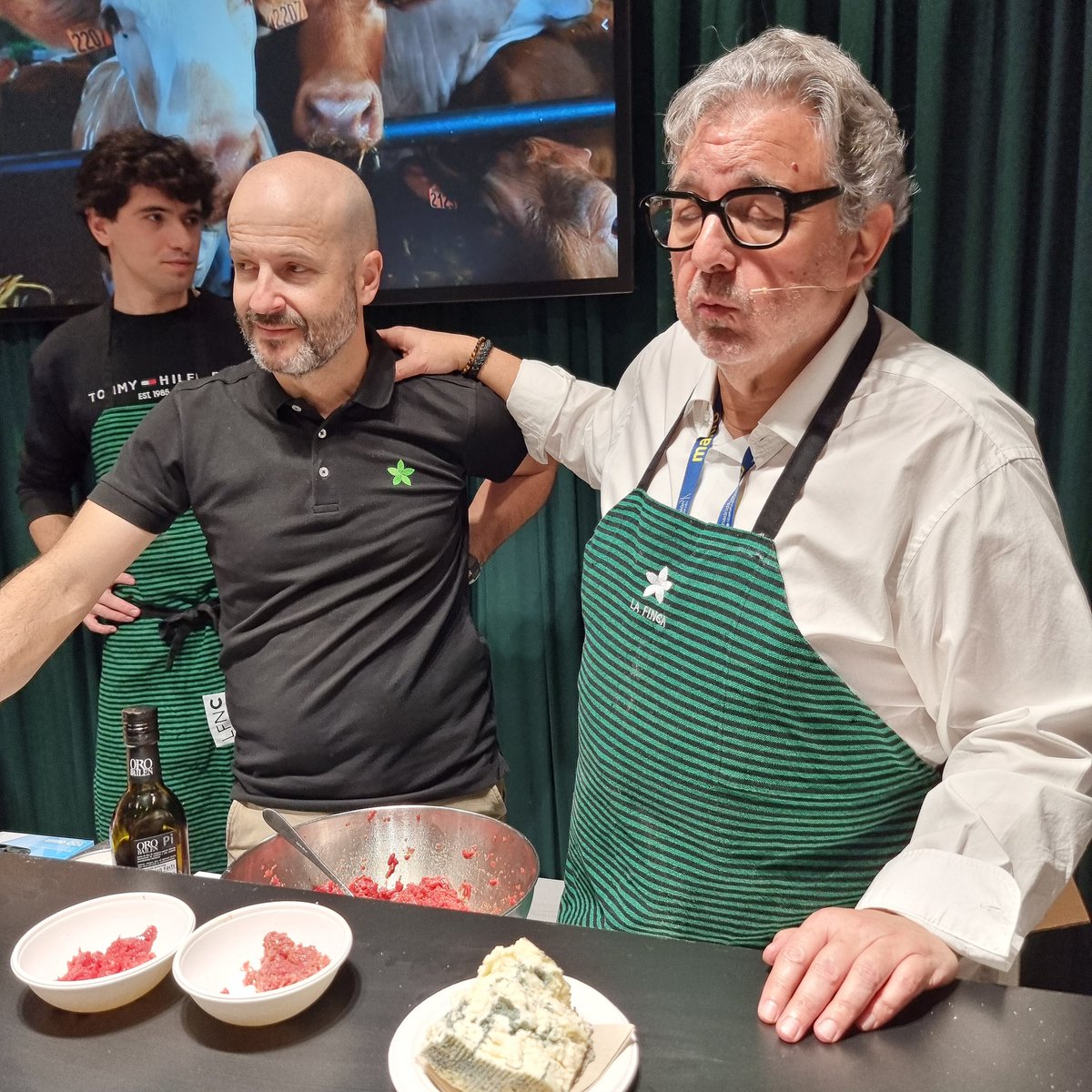 Preparando un tartar de @carnedelafinca en #madridfusion2024 con @TasquiEnfrente