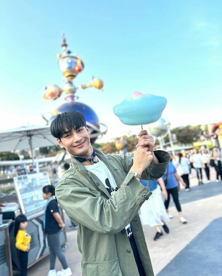 LanLinh102's tweet photo. Dễ thương xỉu 😙
#HKDisneyland #Momentous #LoveTheMemory #CastleOfMagicalDreams #LetltGo #WorldOfFrozen
@Nnattawin1 #Nnattawin https://t.co/V2HyXMNyp9