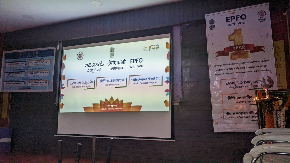 epfohubli's tweet photo. Public outreach program by RO Hubli to address all the issues and grievances related to EPF services under 'Nidhi Aapke Nikat 2.0 today.  Glimpses of subscribers and employer interacting with Nodal officers.  Hubli.  #NidhiAapkeNikatAnniversary #EPFOwithyou #HumHaiNa @socialepfo https://t.co/rxX2Wg4HVC
