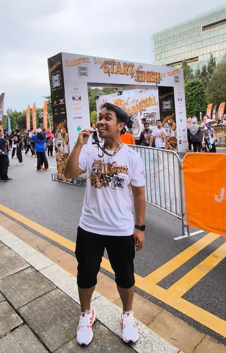 aslamisme's tweet photo. Bulan ni genap 6 bulan aku cuba kurus 😂

Dalam 6 bulan, hilanglah 16KG. Long way to go. 

Ada lagi 7KG untuk masuk normal BMI.

Nak share sikit journey aku kurangkan berat badan ni.

87KG                                      71KG https://t.co/68KPX67oR9