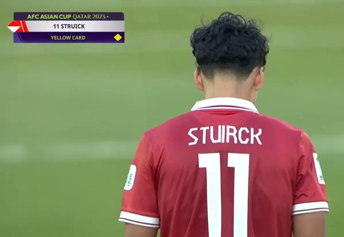 FandomID_'s tweet photo. Jersey Rafael Struick typo ini bisa jadi barang rare incaran para kolektor jersey. Fenomena unik yang tak jarang terjadi. Bahkan beberapa pemain tenar kelas dunia juga pernah mengalaminya. Masih ingat kan siapa aja?

Sebuah utas. https://t.co/8ozdCzifh4
