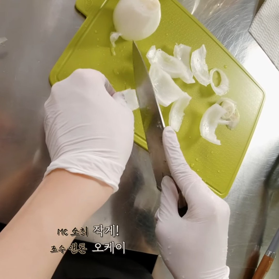 not him slicing the onion like that 😭
