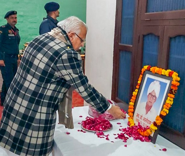 mlkhattar's tweet photo. भिवानी-महेंद्रगढ़ लोकसभा क्षेत्र से सांसद श्री धर्मबीर सिंह जी के निवास स्थान पहुंचकर उनके दिवंगत पिता चौधरी भल्लेराम जी को श्रद्धांजलि अर्पित की।

नेक व्यक्त्तित्व के धनी चौधरी भल्लेराम जी ने अपना जीवन जरुरतमंदों की सहायता तथा समाज की सेवा में लगाया। समाज में उनकी कमी सदैव महसूस होगी।

ॐ शांति!!