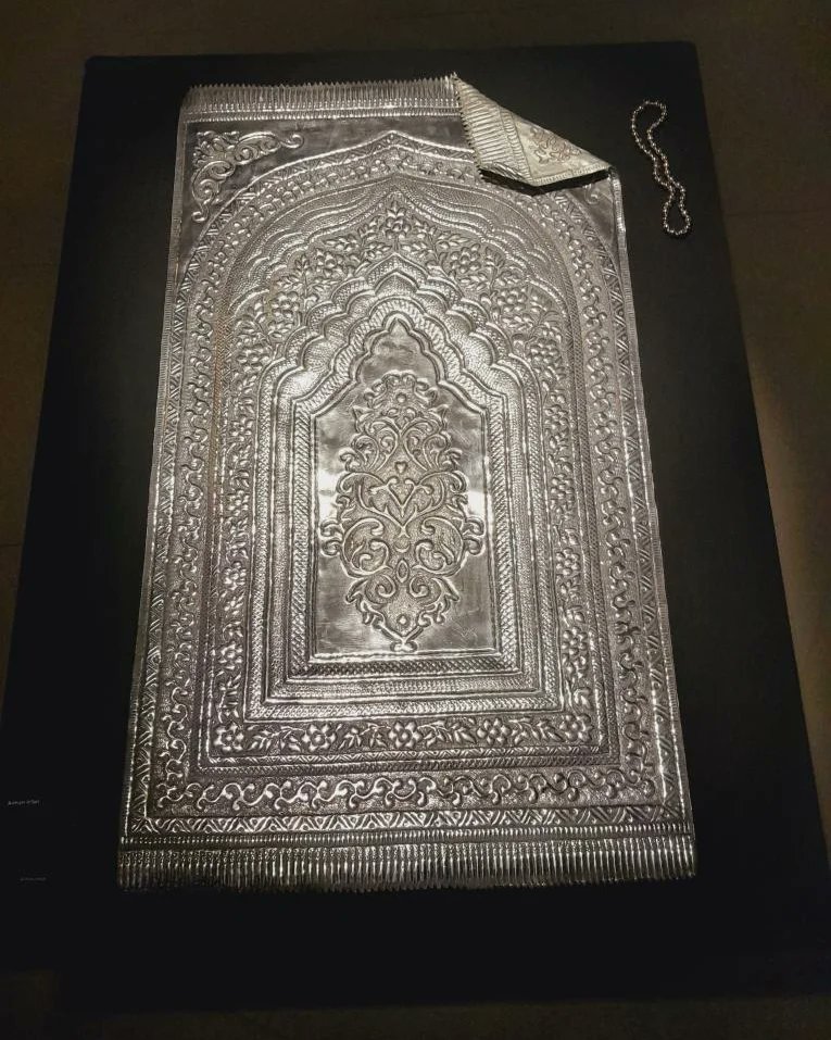 Aimi_Writes786's tweet photo. Swipe to know the theme behind my work👉
Title : Jainmaaz
Medium : metal steel sheet
Size : Life size

Displayed at @vmartgallery ,Thanks for the opportunity 

#visualartist #handcrafts 
#hijabiinfluencer #metalsheet
#artwork #aesthetic https://t.co/p5NSDdWujH