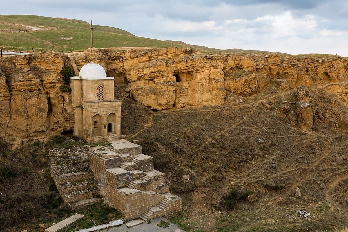 The 15th-century Diri Baba Mausoleum is one of the traces of Sufism in #Azerbaijan.  The Mausoleum carved into the rock is recognized as a significant architectural monument in the country.