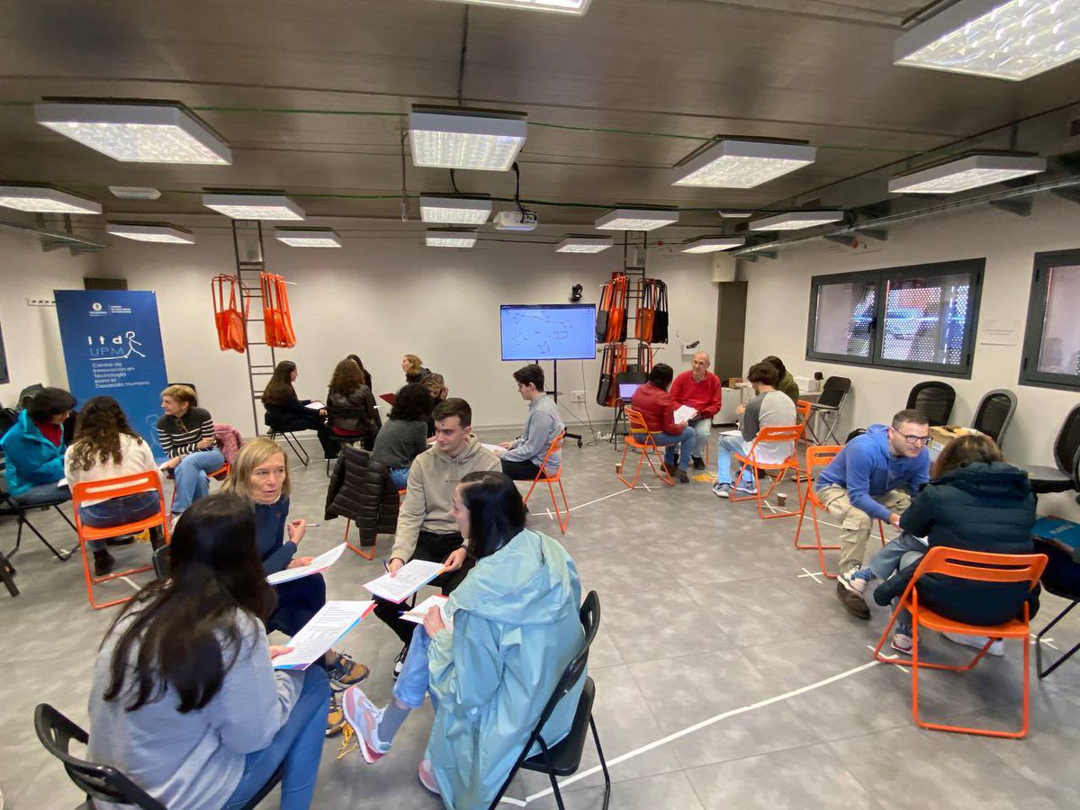 pinvisibles's tweet photo. ¿Sanamos la herida que existe entre el arte y la ciencia? ¿Podemos trabajar con la IA en procesos creativos de generación de conocimientos? ➡️ Docentes, estudiantes de ingeniería, artistas y mediadoras culturales reflexionamos sobre estas cuestiones en el inicio de #SIMBIONTES. https://t.co/6etas3PJDP