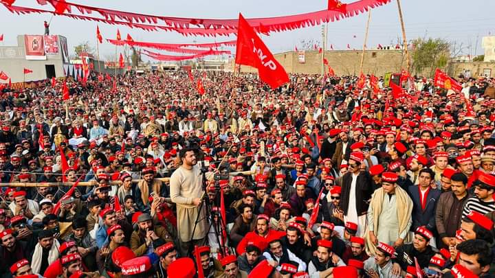 malik_shayan1's tweet photo. پی کے 52 صوابی: یارحسین میں بڑا انتخابی جلسہ۔ جلسہ سے عوامی نیشنل پارٹی کے مرکزی سینئر نائب صدر و نامزد امیدوار این اے 22، پی کے 58 مردان امیرحیدرخان ہوتی خطاب کررہے ہیں۔
#Vote4Laltain https://t.co/7NyVYGBlCx