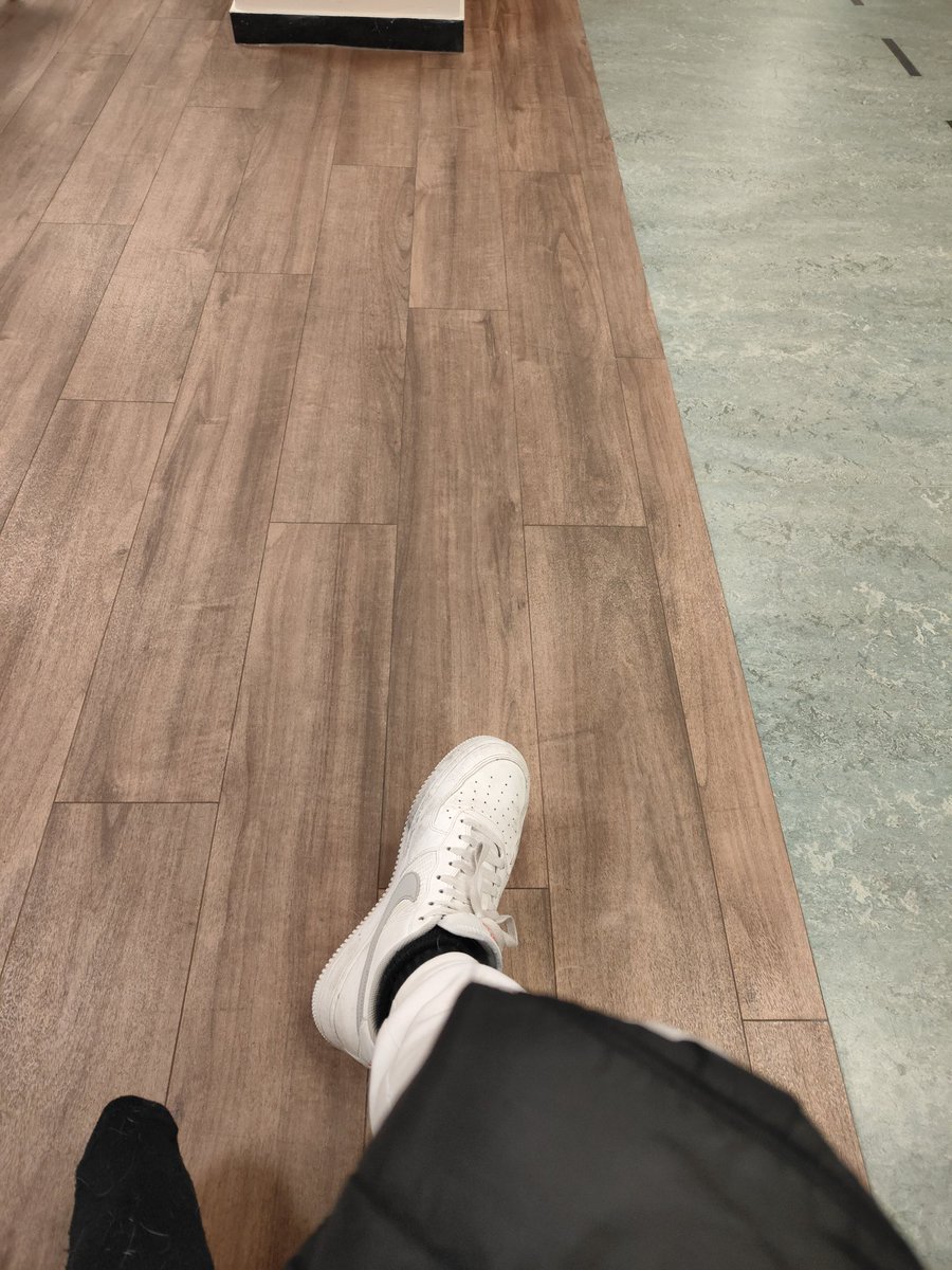 Dave76XXX's tweet photo. Wachtkamer tweet #ziekenhuis #rontgen #xray #waitingroomwanker https://t.co/Kkzdm39HR7