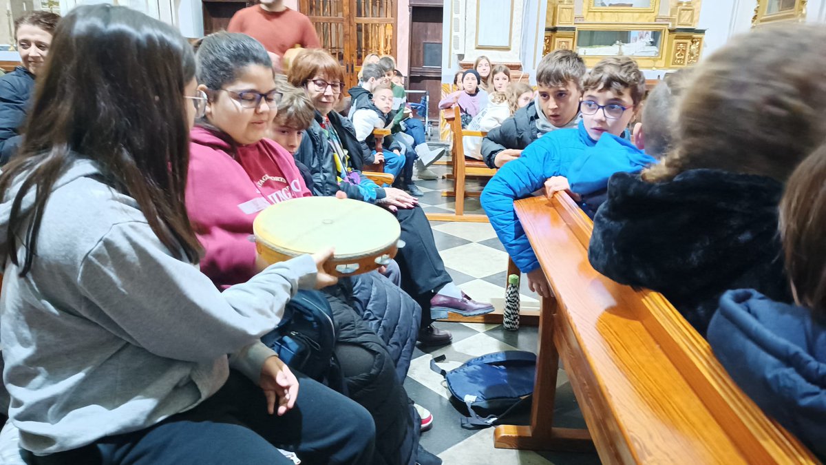 quartdepoblet's tweet photo. Escolares de quinto de Primaria de los colegios María Moliner y San Onofre han disfrutado del sonido del órgano y la percusión en la iglesia de la Purísima Concepción a cargo del organista Arturo Barba y del percusionista Onofre Serer https://t.co/GJ7HONaKBl