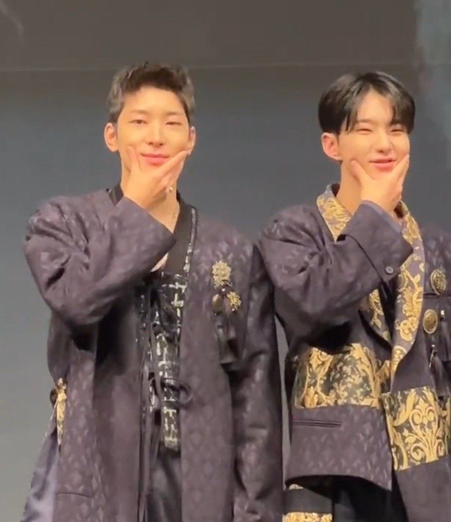 onidsukatiger's tweet photo. just two handsome besties https://t.co/LjxxGvQPZn