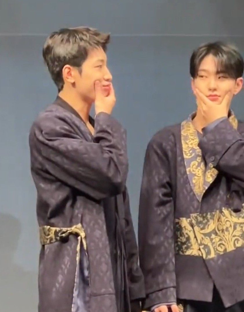 onidsukatiger's tweet photo. just two handsome besties https://t.co/LjxxGvQPZn