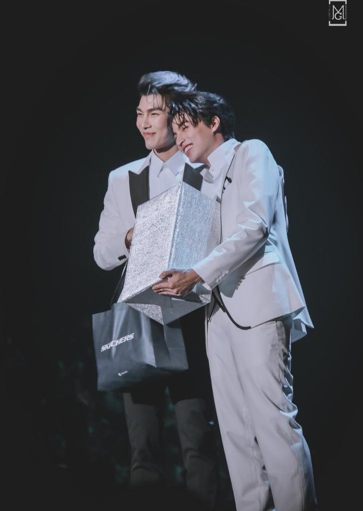 ujeen25's tweet photo. 55555555555555555555555555เอ๊ะหรือจะขับรถไปซื้อของขวัญเซอร์ไพรส์ให้น้องเหมือนปีโน่นเหรอครับพี่มิว😎🤭พี่ไม่ได้ขับรถมาตั้งสามเดือนนะ พี่ขับรถไปซื้อให้เองเลยนะรู้ยัง...รู้แล้วคับรู้พร้อมๆน้องรวมถึงฟค.ทั้งโลกเลยครับพี่มิว ก้อบอกแล้วว่าน้อ��คนนี้คือน้องคนสำคัญของผม🌞🌻🤍🤍
@MSuppasit 
@gulfkanawut 
#หวานใจมิวกลัฟ