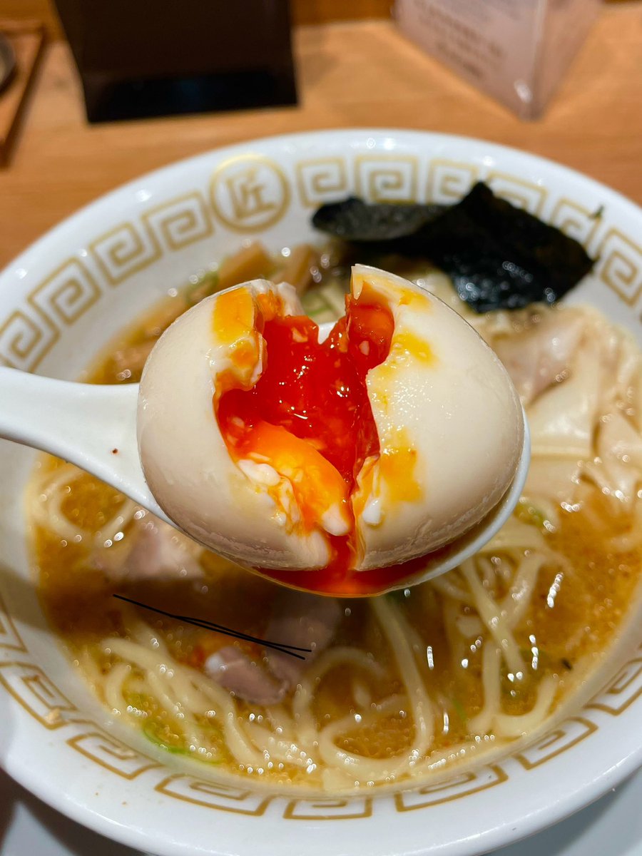 gluttnous_lupin's tweet photo. 限定 特製味噌そばをオーダー!
スープを飲み麺を啜れば🎶なめらかな麺にスープが絡みます。独自にアレンジた味噌は啜るほどに複雑に変化して旨味を感じます。チャーシューにワンタンもgood。那須御用卵 極 も相変わらず濃厚です。美味かった。
#sobasho
#soba匠 https://t.co/FTkyw7T91L