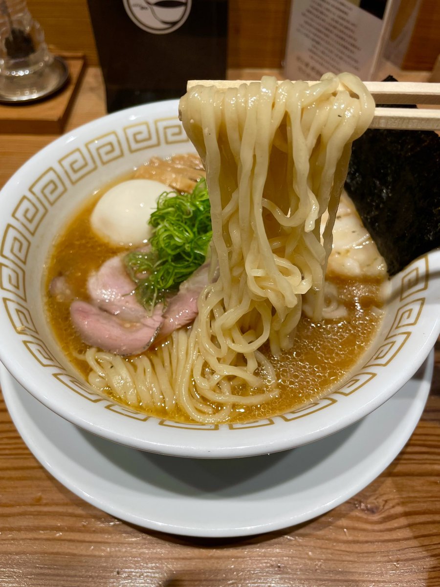 gluttnous_lupin's tweet photo. 限定 特製味噌そばをオーダー!
スープを飲み麺を啜れば🎶なめらかな麺にスープが絡みます。独自にアレンジた味噌は啜るほどに複雑に変化して旨味を感じます。チャーシューにワンタンもgood。那須御用卵 極 も相変わらず濃厚です。美味かった。
#sobasho
#soba匠 https://t.co/FTkyw7T91L