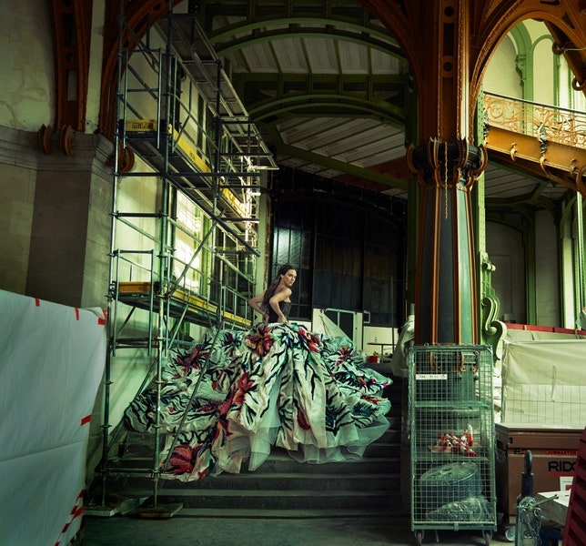 exsuisite's tweet image. ᅠ
Being part of this tribute photoshoot with a group of women, honoring Karl Lagerfeld's genius, fills me with overwhelming honor and gratitude, blending appreciation for the opportunity with profound respect for Lagerfeld's lasting impact.
ᅠ