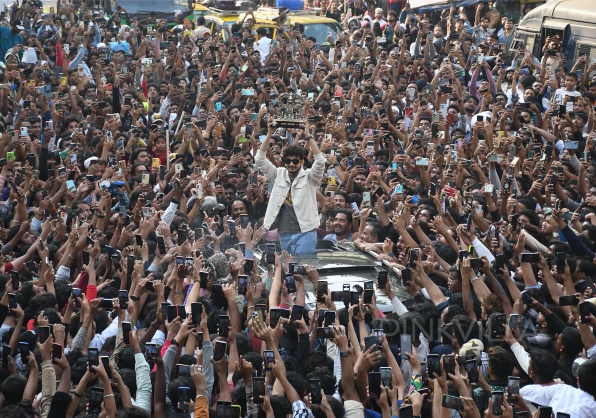 The unreal craze for #MunawarFaraqui in Dongri. Fans came in huge numbers to welcome the most deserving winner of #BiggBoss history.

How are you feeling haters?

#BiggBoss17GrandFinale #BiggBoss17Finale #BiggBoss17 #BB17WinnerMunawar