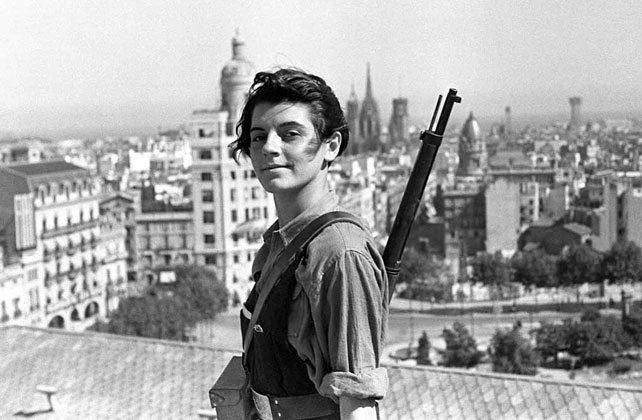 Marina Ginesta Coloma nació el 29 de enero de 1919 en Toulouse (Francia), en el seno de una familia obrera que había emigrado a Francia. Miliciana, militante comunista en las filas del PSUC, periodista de profesión.