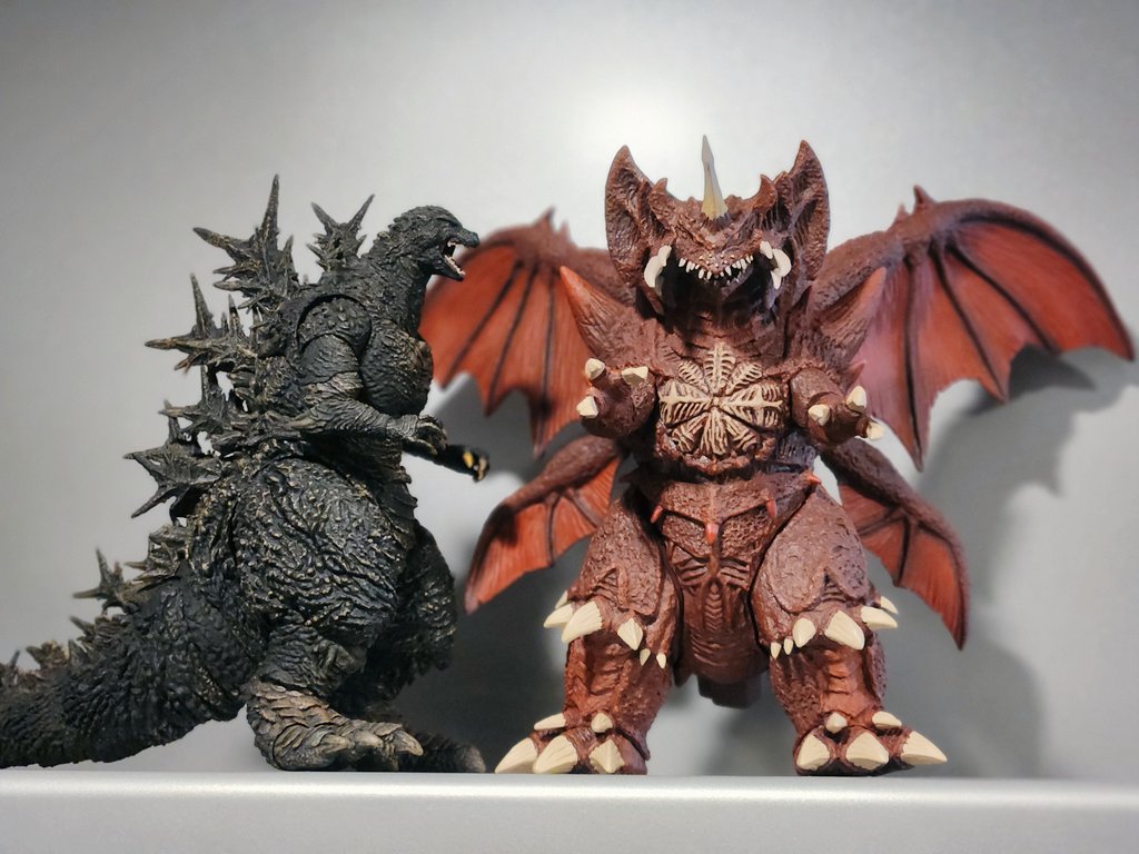 東宝怪獣コレクションのデストロイアを組み立てた。それにしても