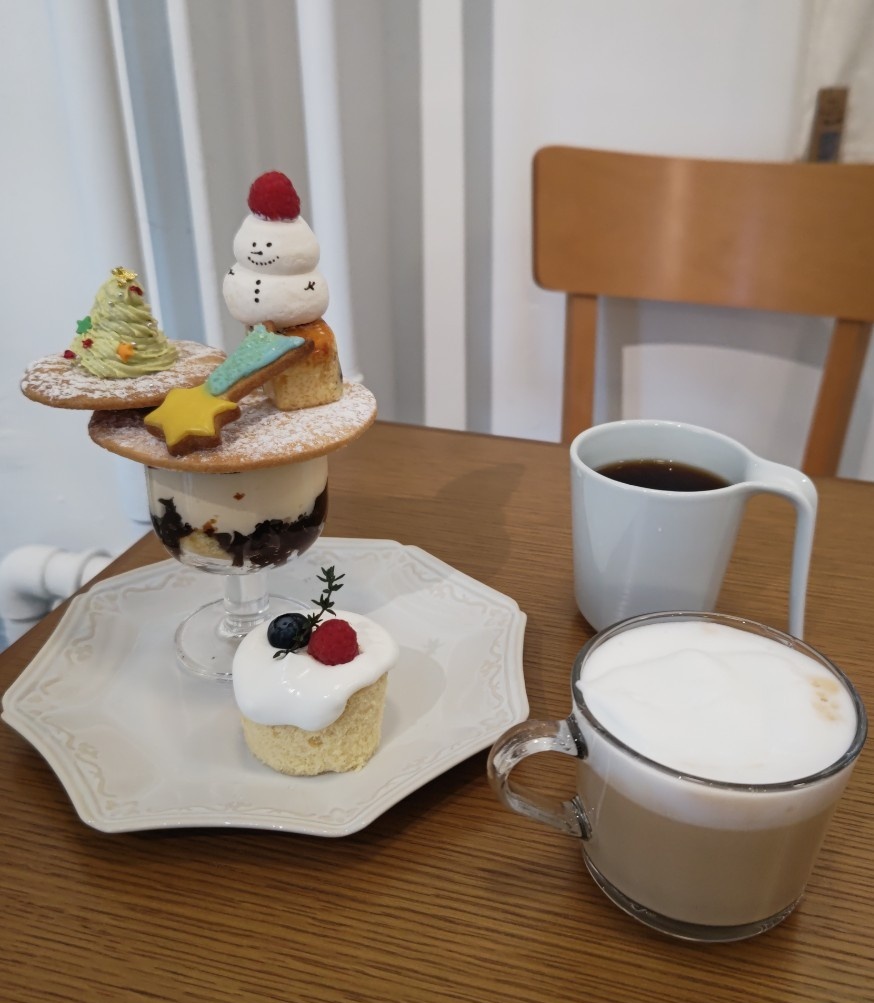 oishiimonoysk's tweet photo. 今更去年のクリスマスの🤭
「9We」でいただいた ティラミスのクリスマスプレート🎄🍰
かわいいし 色んな味が楽しめて美味しかった😋
テイクアウトで シフォンサンドのキャラメルパンプキン🎃とみかん🍊
#9We #東区箱崎 #クリスマスプレート #ティラミス #福岡カフェ #福岡スイーツ #福岡グルメ https://t.co/5NxZNsWtpx