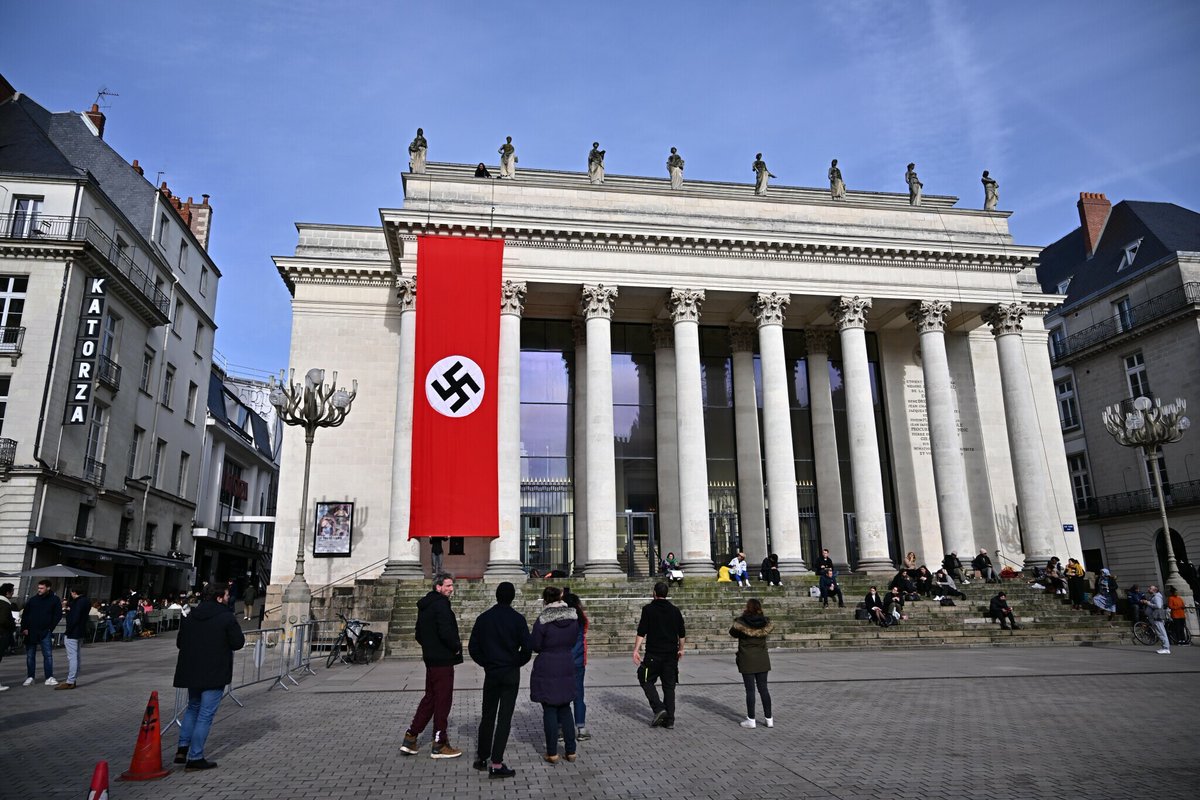 Ce lundi 29 janvier, 13h, un grand drapeau nazi est déployé sur le théâtre Graslin pour le tournage de série Deep. Une scène qui choque des passants. Photo : Franck Dubray/Ouest-France
