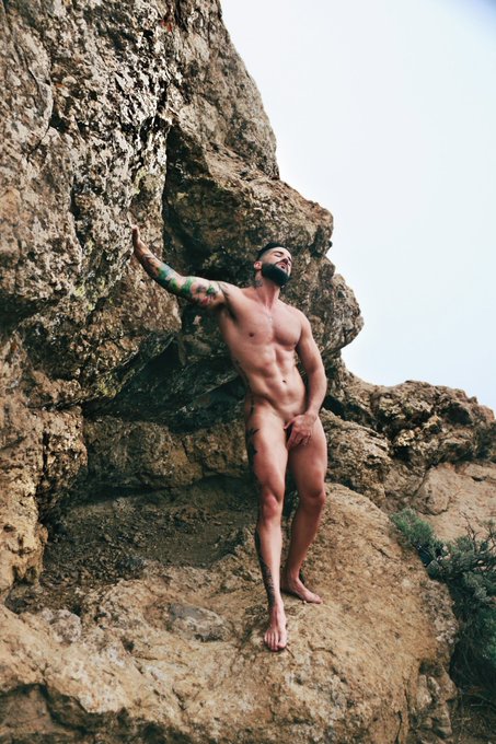 Nada mejor que subir a la monta&ntilde;a y desnudarte 😜  https://t.co/B5tamfbx0G https://t.co/dCQ1ywrrE2