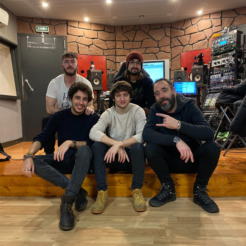 NeoMusicBox's tweet photo. El grupo Carameloraro ha pasado por nuestro estudio apara grabar lo que serán sus nuevos temas de estudio. Y os podemos asegurar que sus canciones repletas de rock and roll sonarán de lujo. 🤘
#NeoMusicBox #EstudioDeGrabacion #Música #ArandaDeDuero https://t.co/iUGgLG0yke