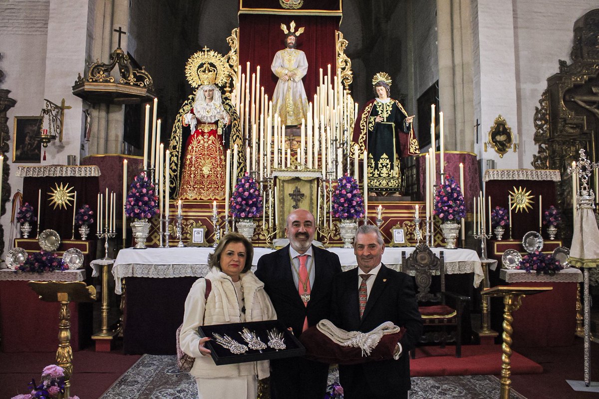 El pasado viernes de Quinario se bendijo un nuevo juego de potencias para el Señor de la Paz. 

Realizadas en plata de ley por <a href="/OrfebreBernet/">Orfebrería Bernet</a>, han sido donadas por nuestros hermanos María Teresa González, Miguel Espinosa, Pedro Sánchez y Paloma Sánchez.