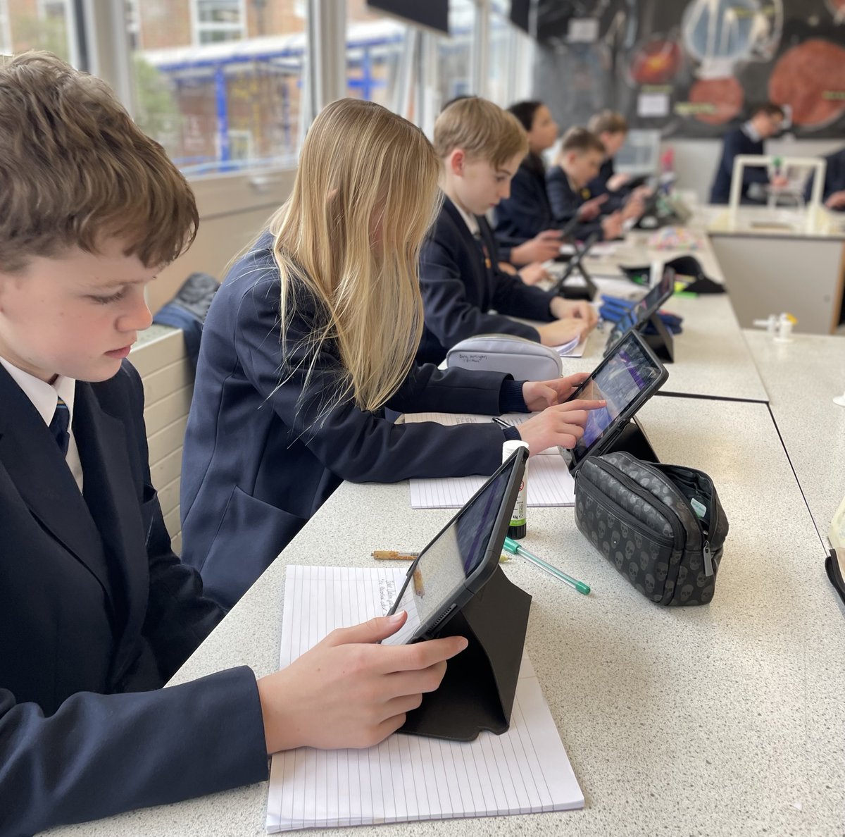 sirjohnlawes's tweet image. Year 7 were using their iPads to complete an online end of topic quiz about mixtures, compounds and elements in Science class - to help embed their learning. #scienceclass