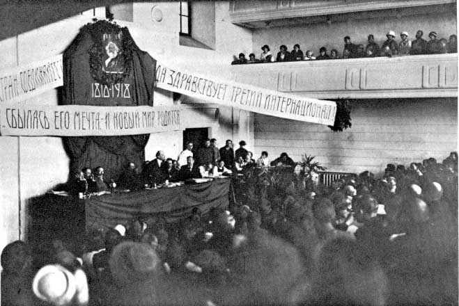 Lenin’in Birinci Tüm Rusya Emekçi Kadınlar Kongresi’ndeki Konuşması (Çeviri: Hülya Osmanağaoğlu)

"Sovyet hükümeti, burjuva alçaklığının, baskısının ve aşağılamasının kaynağı olan boşanma davalarını tamamen ilga etmiştir.
Boşanma özgürlüğünün tam olarak yasalaşmasının üzerinden