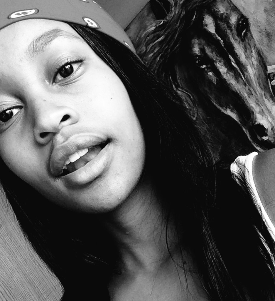 JIdaIKO's tweet photo. Let's give this photo of Zintle Zee 1k likes and 200 retweets ❤️

#BBMzansi ✍️ https://t.co/x0ONzhazFS