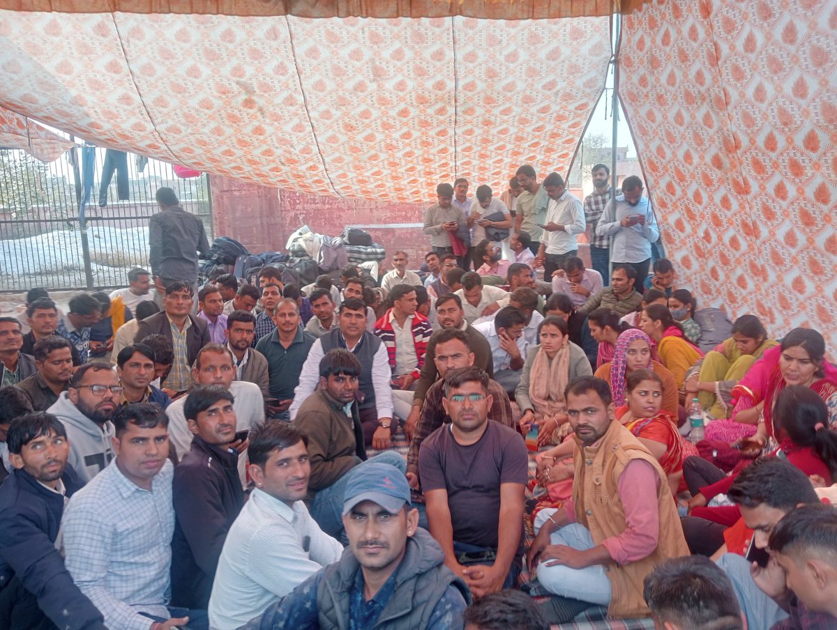PRESIDENTBKN2's tweet photo. #हिंदी_व्याख्याता_पदस्थापन जारी करवाने हेतु आज तीसरे दिन धरने पर 
आज अधिकारियों से हिन्दी कृषि अन्य विषयों के बाहरी डिग्री के पदस्थापन हेतु दो दौर की वार्ता हुई,जल्दी ही सुखद परिणाम मिलेंगे 
पदस्थापन तक धरना अनवरत जारी रहेगा
@RajCMO @madandilawar @IASNJ @AshishModiIAS https://t.co/W8HyOhUxJa