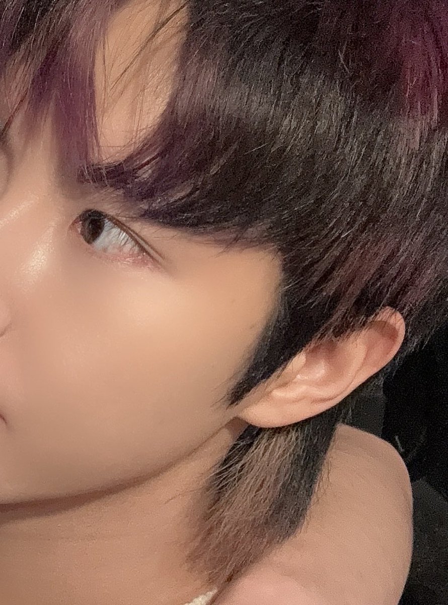 renjeonah's tweet photo. renjun mullet is back!!! 😵‍💫

with purple and faded pink/light brown highlights omg 💜🩷 https://t.co/ek4r23SHZp