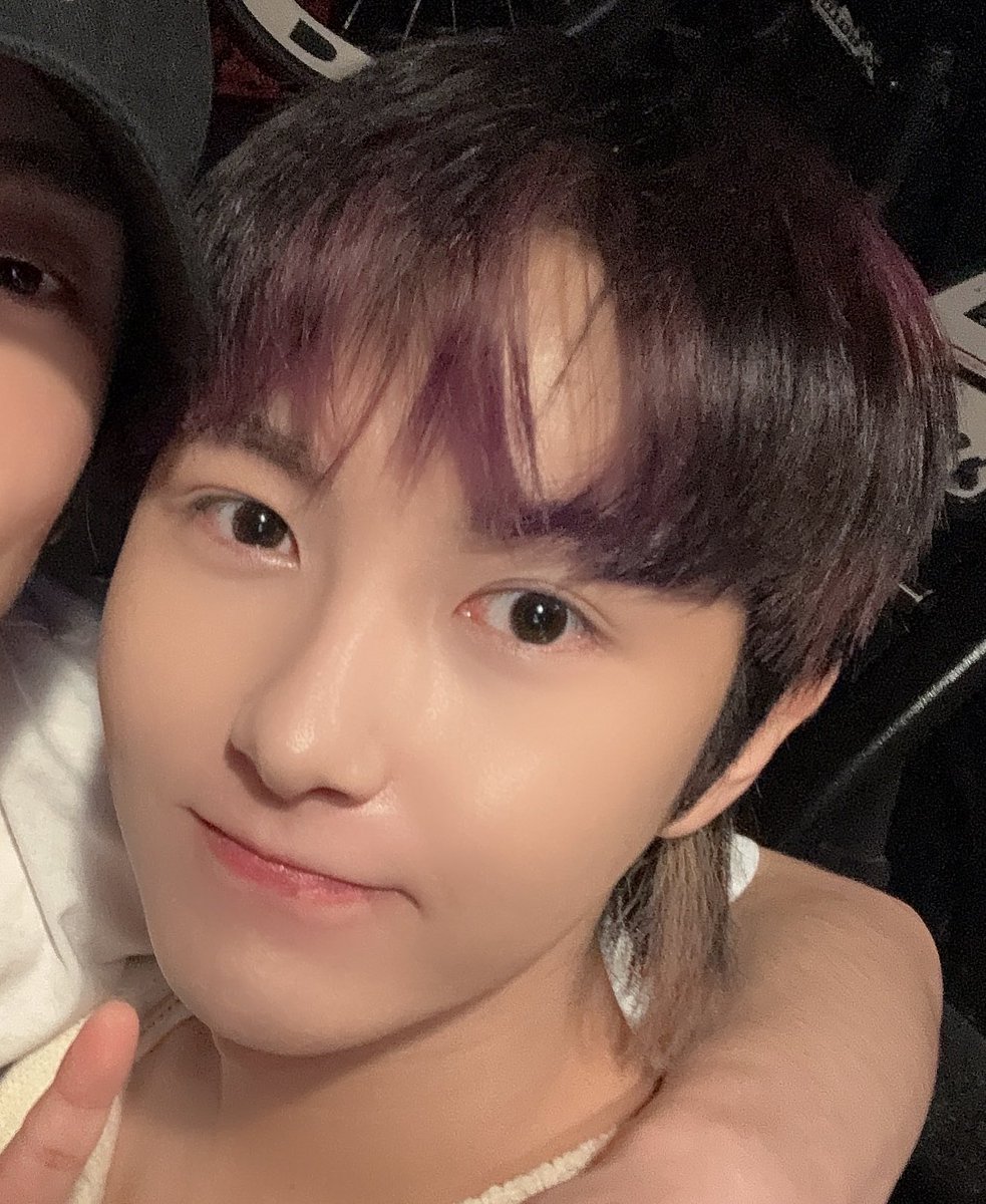 renjeonah's tweet photo. renjun mullet is back!!! 😵‍💫

with purple and faded pink/light brown highlights omg 💜🩷 https://t.co/ek4r23SHZp