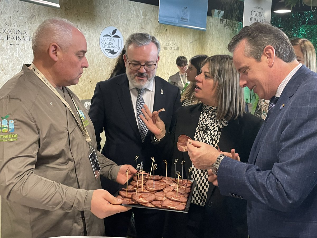 MRuralAsturias's tweet photo. 🧀La calidad y la excelencia de los Alimentos del Paraíso Natural protagonistas en #MadridFusión.
🥖 Las degustaciones de los quesos asturianos, #MielAsturias, #TerneraAsturiana, #Pan, #Chosco y @SidraDasturias triunfan entre el público de la feria.
@GobAsturias https://t.co/5MLdcDkMA4