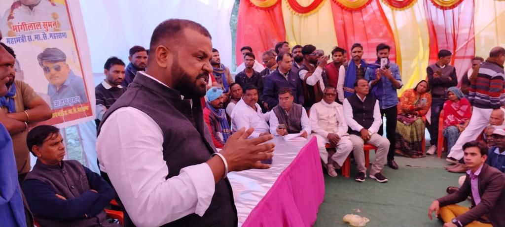 BA4Dholpur's tweet photo. आज बांरा मे बहन #हेमलता के सम्मान मे @JitendraValmi88 जी व @Satyavan_Aazad ने पहुंच आक्रोश रैली को सम्बोधित किया।

शासन को प्रशासन को चेताया कि अगर बहन के साथ किसी भी तरह की कार्यवाही की कोशिश सरकार ने की तो पुरे प्रदेश मे बड़ा आंदोलन किया जाएगा,
जिसकी जिम्मेदार स्वय सरकार रहेगी। https://t.co/B7vzev9Pca