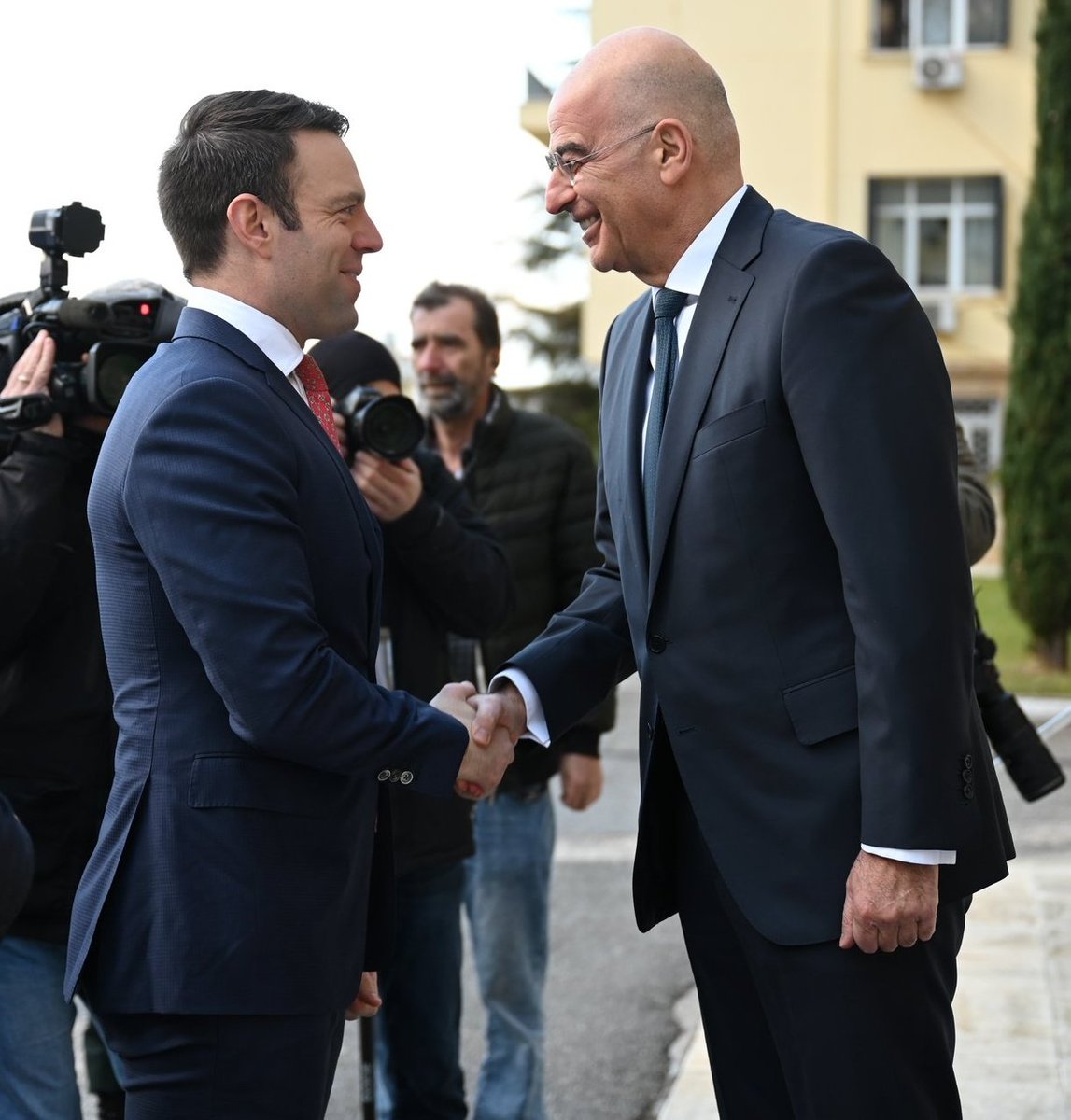 jazz_daz's tweet photo. Πήγε ο άλλος για το photo op με Δένδια και μάλλον ήθελε να πει, σαν παπαγάλος, περί κατασκευαστικού έργου στην ελληνική πολεμική βιομηχανία.
Και τσαααααακ...
Ο Δένδιας του σκάει Constellation σε ελληνικά ναυπηγεία 😂😂😂🇬🇷🇬🇷🇬🇷🇬🇷✌️✌️✌️✌️✌️ https://t.co/omtBznzgUz
