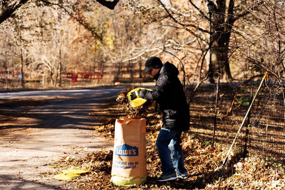 prospect_park's tweet photo. It’s #GetInvolvedMonday! Join Prospect Park Alliance in caring for Brooklyn’s Backyard. Join an upcoming Winter Corps volunteer session on Wednesdays through February 28, and assist in raking, minor shoveling, trail mulching, and more: https://t.co/oAmKM40AB2 https://t.co/oHNmhBdHLK