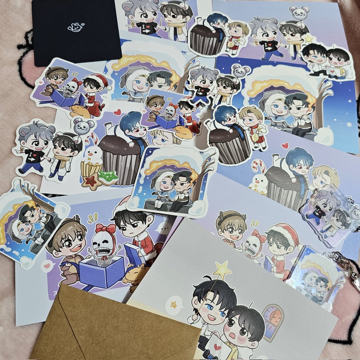 킹갓짱짱 <a href="/ddsmkad/">지소운</a> 작가님 이벤트 굿즈가 제 품으로 왔어요😆 어떻게 배달도 월요일날 올 수 있죠?!?!?!??!?!?! 덕분에 지긋지긋한 월요병 한방에 퇴치완료 했네요😁 작가님 감사합니다❤️🩷🧡💛💚💙💜🩵🤎🖤🩶🤍